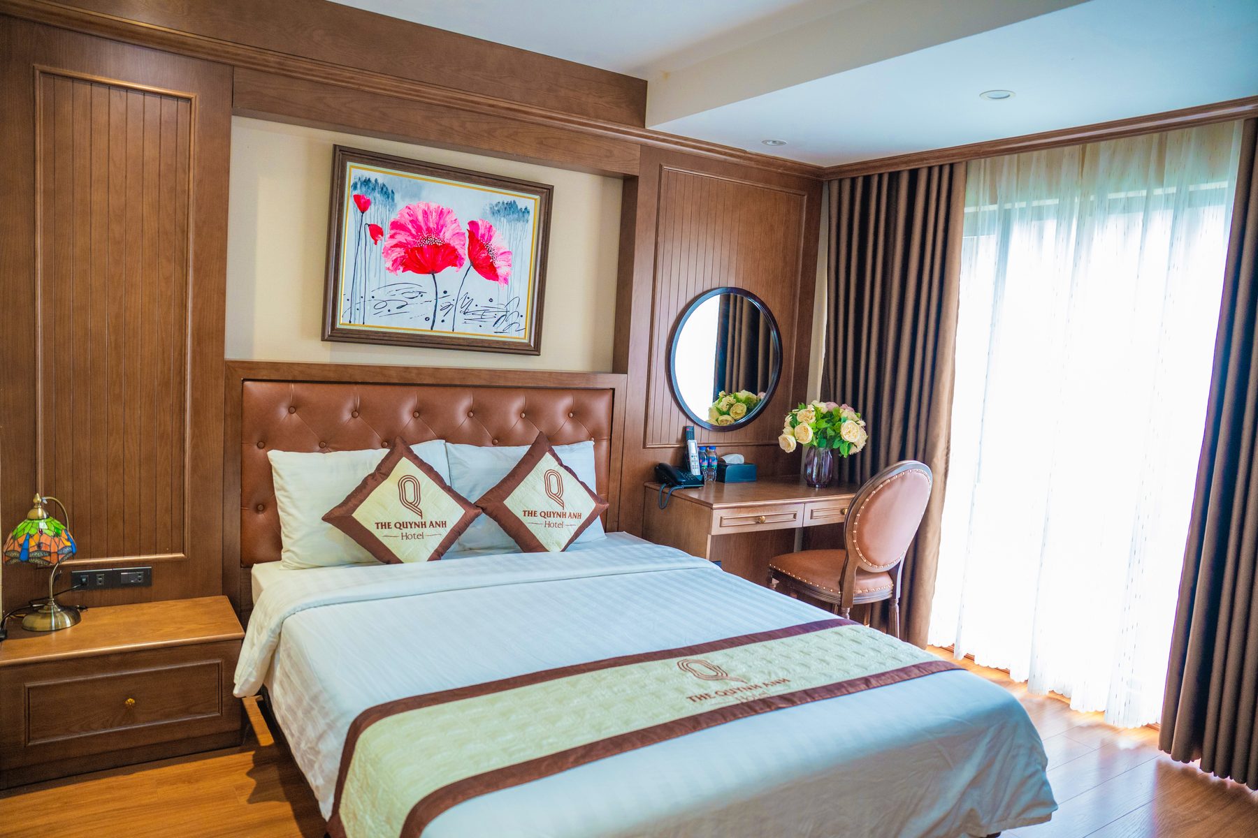 Phòng đôi có cửa sổ sáng tại The Quynh Anh Hotel
